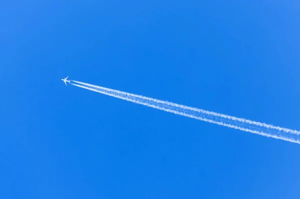 Aviones Blancos Grandes Dos Motores Aviación Aeropuerto Contrail Nubes — Foto de Stock