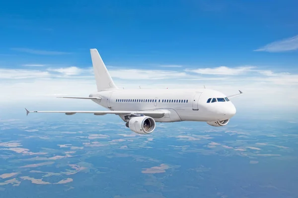 Avión Pasajeros Vuela Una Altura Por Encima Las Nubes Cielo —  Fotos de Stock