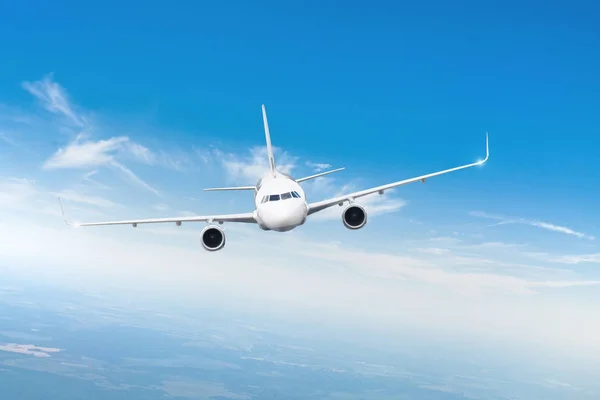Passagerarflygplan Som Flyger Flygnivå Högt Uppe Himlen Ovanför Molnen Och — Stockfoto
