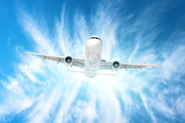 Uçak Gökyüzünde Güzel Bulutlar Ilahi Işık Merkezi Nden Uçar — Stok fotoğraf