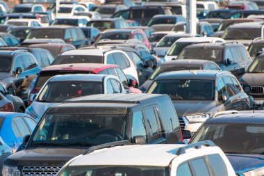 Çatıları araba otoparkta