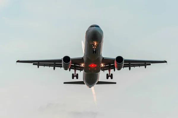 Zwei Flugzeuge Himmel Eine Bei Der Annäherung Vor Der Landung — Stockfoto