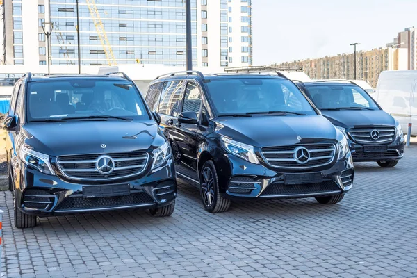 Siyah lüks van üç Mercedes-Benz minibüs. Saint-Petersburg, Rusya. 14 Nisan 2018