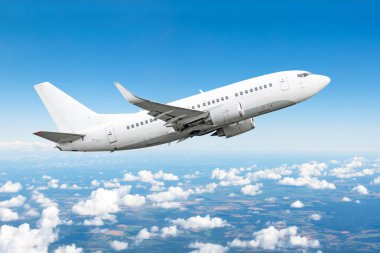 Bulutların üzerinde gökyüzünde uçak uçuş yolculuk güneş yüksekliği.