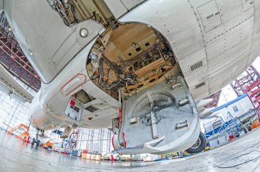 Havacılık hangar uçak ile yakın çekim iniş uçak iniş takımlarının bakım, onarım
