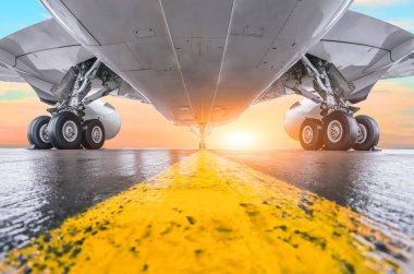 Modern yolcu uçak park edilmiş Havaalanı Uçak parçaları jet motoru kanat iniş takımı günbatımı ayar güneş görünümü hava seyahat arka plan ile
