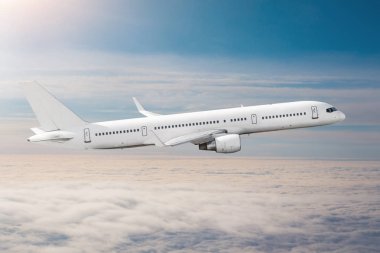 Yolcu uçak fly bir yüksekliği yukarıda mavi gökyüzü ve bulutlar üzerinde