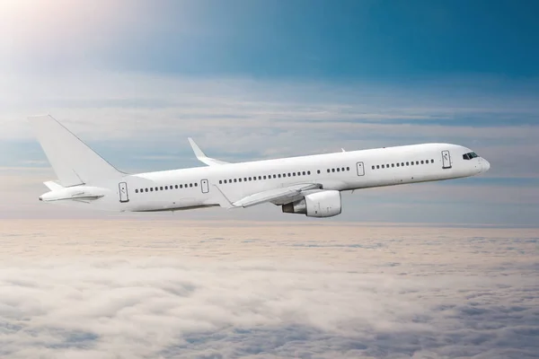 乗客の飛行機が雲と青い空の上の高さで飛ぶ — ストック写真