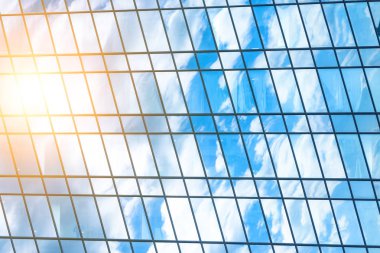 güneş patlaması bir pencerede bir ofis binası