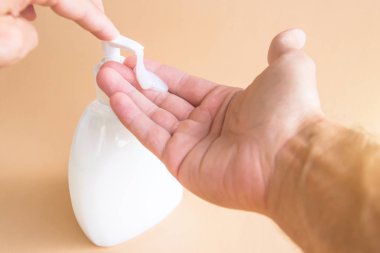 Avuç içinde sabun sıvı sabun şişe ve dispanser basarak. Yıkama eller