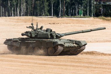 Askeri veya ordu tank hazır saldırı ve ıssız savaş alanı arazi üzerine taşıma