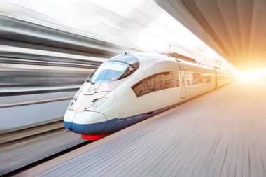 Modern yüksek hızlı tren hızlı platform hareket eder.