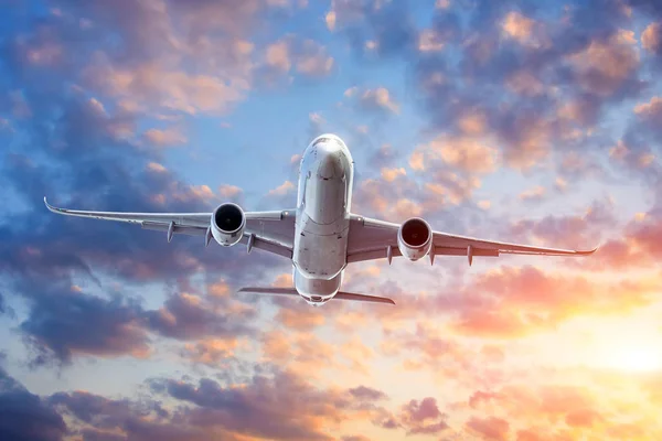 Vliegtuig Opstijgen Van Luchthaven Avond Bij Zonsondergang Hemel Pittoreske Wolken — Stockfoto