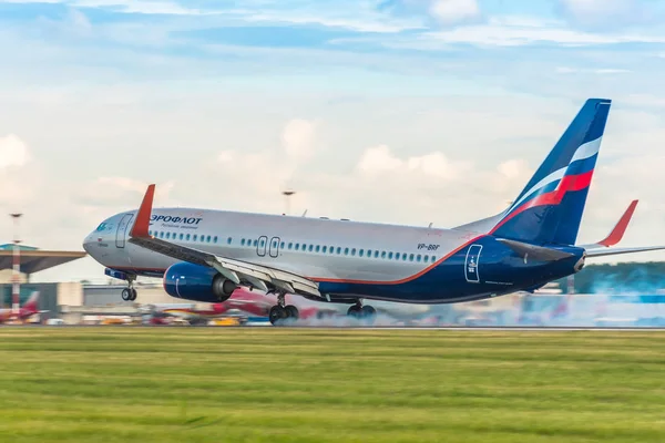 Boeing 737 800 Aeroflot Líneas Aéreas Tocan Chasis Con Humo — Foto de Stock