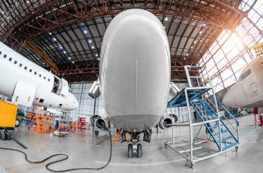 Havacılık hangar uçak ile yakın çekim ön iniş takımı, uçak iniş takımlarının bakım onarım