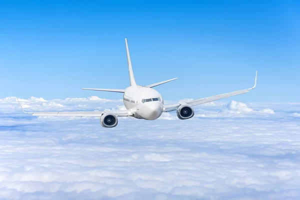 Avión Pasajeros Vuela Una Altura Por Encima Nubes Nubladas Cielo — Foto de Stock