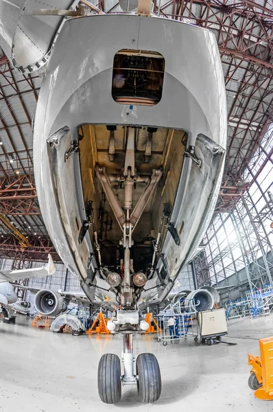 Flyg Hangar Med Flygplan Närbild Främre Landningsställ Flygplan Landningsstället Underhåll — Stockfoto