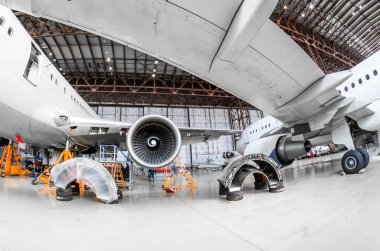Uçak hangar onarım ve bakım, uçağın kanat altından göster