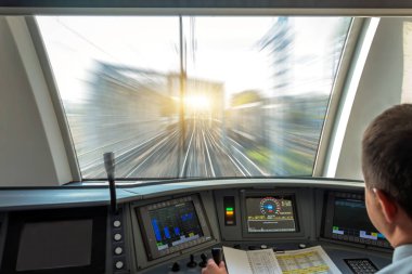 Tren sürücüsü hız yolcu treni, tren Köprüsü manzarası ile hız hareket etkisini kontrol kabini, bulanıklık