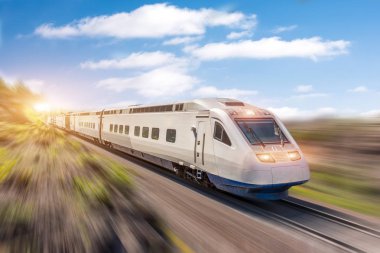 Yüksek hızlı tren tren istasyonunun şehrin yüksek hızda sürmek