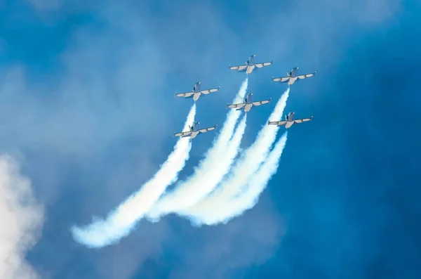 Skupina Fighter Jet Letadla Létat Nechat Bílá Kouřová Stopa — Stock fotografie