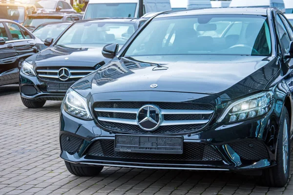 Lüks Arabalar Mercedes Benz Sınıfı Arabanın Önüne Park Saklayın Rusya — Stok fotoğraf