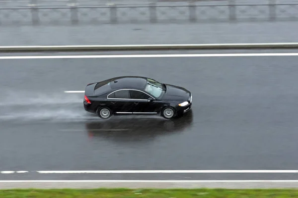 Coche Negro Cabalga Bajo Lluvia Carretera — Foto de Stock