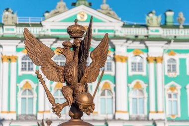 Alexandria, üzerinde Palace Square, Kış Sarayı, Hermitage, St. Petersburg ayağı etrafında çit üzerinde iki başlı kartal