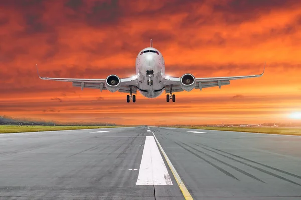Vliegtuig Vliegen Arriveert Landing Een Landingsbaan Avond — Stockfoto
