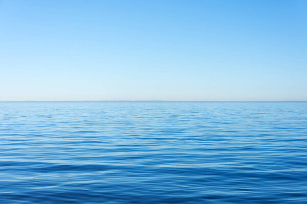 Тихая спокойная поверхность воды, моря и горизонта и ясного неба
