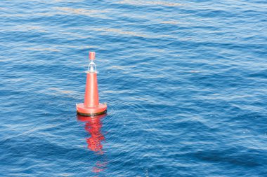 Defne, üst görünümünde boş alanı olan suda şamandıra