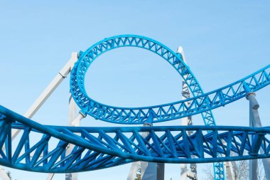 Döngü ve mavi bir roller coaster lunaparktaki açmak