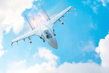 Savaş savaş uçağı ile silah - roketler, bombalar, silahlar kanatlı yangın afterburner motoru Ağızlıklar, askeri bir göreve bulutlarda uçar