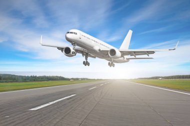 Yolcu uçak kalkış mavi gökyüzü bulutlu bir pist üzerinde iyi açık havada