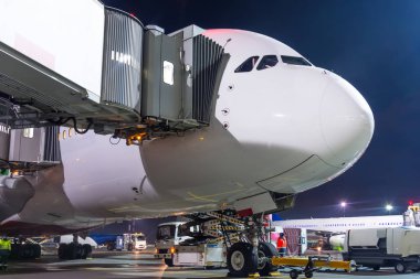 Burun ve kokpit uçak yolcu yol havaalanında geceleri bina Terminal açın, uçak uçuş bakım