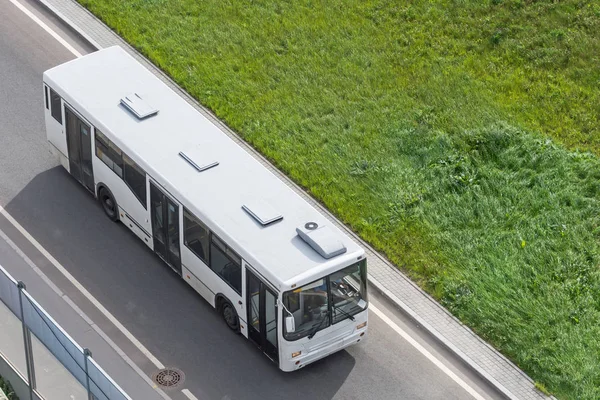Білий Міський Автобус Подорожує Шосе Вид Зверху — стокове фото