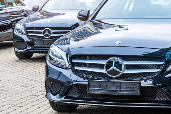 Luxus Autók Mercedes Benz Osztályú Autó Parkolási Tárolja Oroszország Saint — Stock Fotó