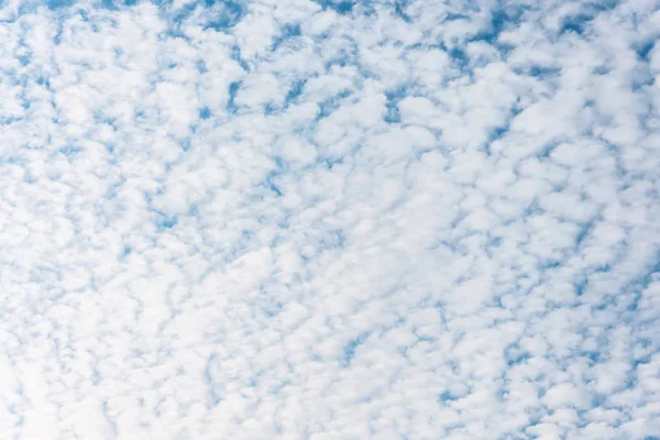 背景の青い青い空の高積雲 Cloudscape — ストック写真