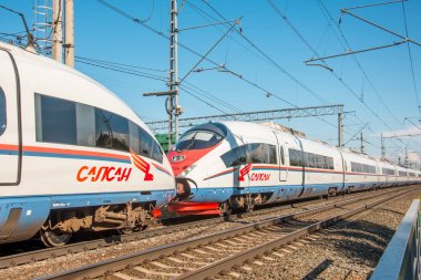 Hızlı çift tren hattında Moskova-St. Petersburg Sapsan sürmek. 12 Temmuz 2018