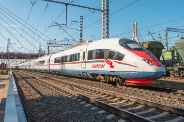 Yüksek hızlı tren Sapsan rotasında Moskova-St. Petersburg sürmek. 12 Temmuz 2018