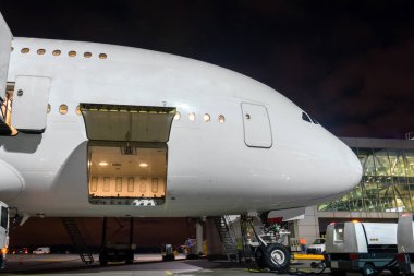 Burun ve kokpit uçak açık bagaj bölmesinin Havalimanı terminal binası gece ile adlı yolcu yol açın, uçak uçuş bakım