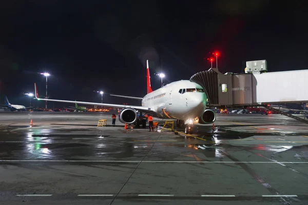 Avión Pasarela Pasajeros Del Edificio Terminal Aeropuerto Por Noche Mantenimiento — Foto de Stock