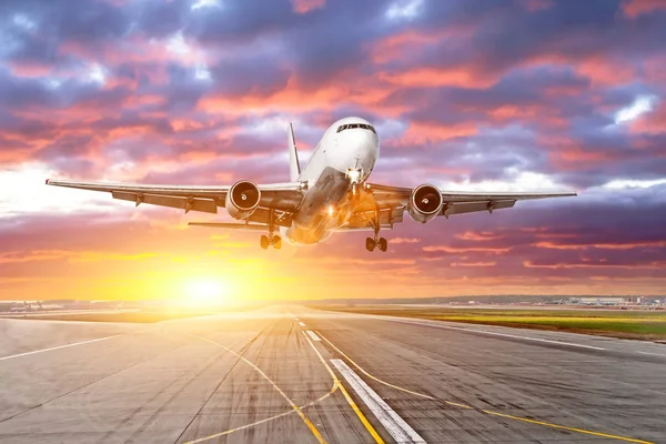 Vliegen Reizen Zonsondergang Vliegtuig Landing Start Landingsbaan Luchthaven — Stockfoto