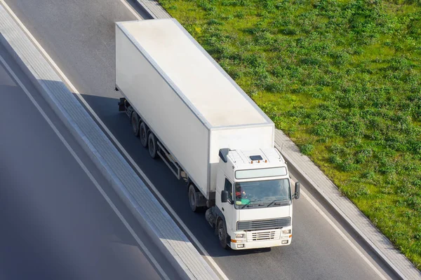 Biały Ciężarówka Przyczepą Autostradzie Mieście Koncepcja Transportu — Zdjęcie stockowe