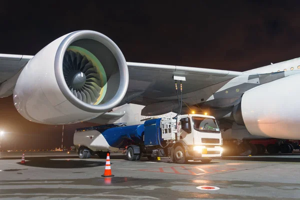 Великі Авіаційні Реактивні Двигуни Паливо Величезний Літак Вантажівка Паливом Шлангами — стокове фото