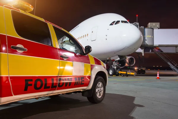 Následujte Auto Letiště Pozadí Velké Osobní Letadlo — Stock fotografie