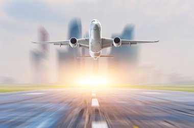 Uçak jet hızı hareket pist, arka plan üzerinde modern şehir iniş için sinek