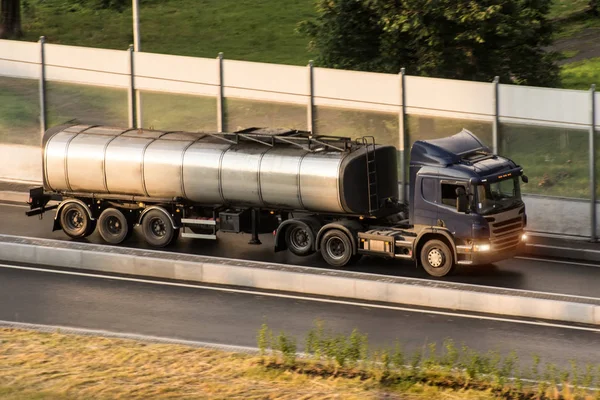 Truck Met Een Tank Van Aanhangwagen Snelweg Zonsondergang Licht — Stockfoto