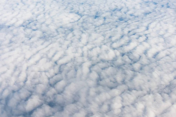 Gökyüzünde Altocumulus Bulutlar Üzerinde Uçan Sayfa Görünümü — Stok fotoğraf