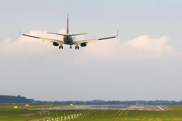 Passagierflugzeug Bei Der Landung Zum Flughafen Blick Auf Die Landebahn — Stockfoto